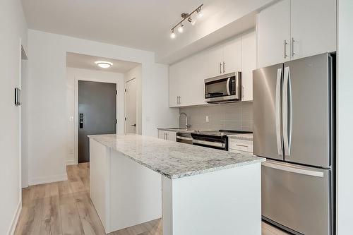 345 Wheat Boom Drive|Unit #813, Oakville, ON - Indoor Photo Showing Kitchen With Stainless Steel Kitchen With Upgraded Kitchen