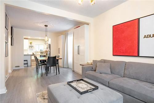 316 Bold Street, Hamilton, ON - Indoor Photo Showing Living Room