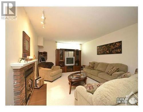 25 Rastila Crescent, Ottawa, ON - Indoor Photo Showing Living Room