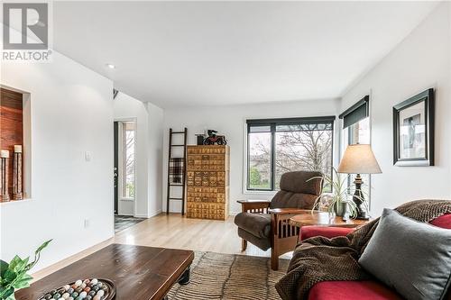 407 Maki Avenue, Sudbury, ON - Indoor Photo Showing Living Room