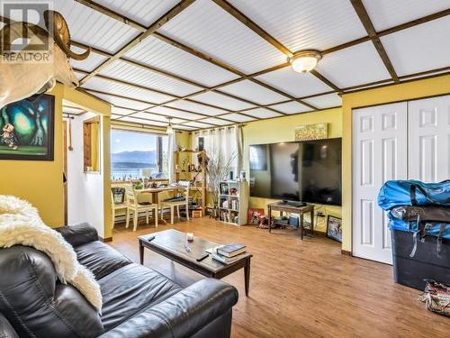 382 Judas Creek Drive, Whitehorse South, YT - Indoor Photo Showing Living Room