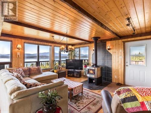 382 Judas Creek Drive, Whitehorse South, YT - Indoor Photo Showing Living Room