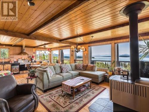 382 Judas Creek Drive, Whitehorse South, YT - Indoor Photo Showing Living Room