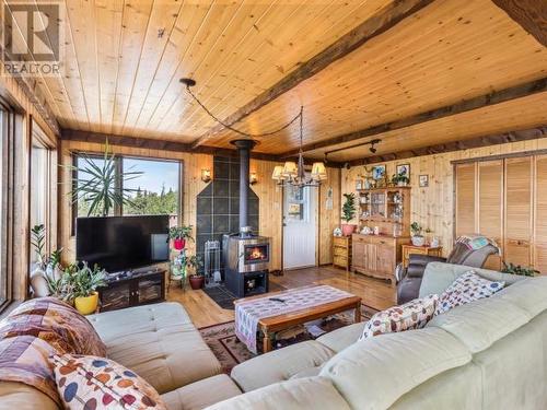 382 Judas Creek Drive, Whitehorse South, YT - Indoor Photo Showing Living Room