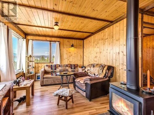 382 Judas Creek Drive, Whitehorse South, YT - Indoor Photo Showing Living Room