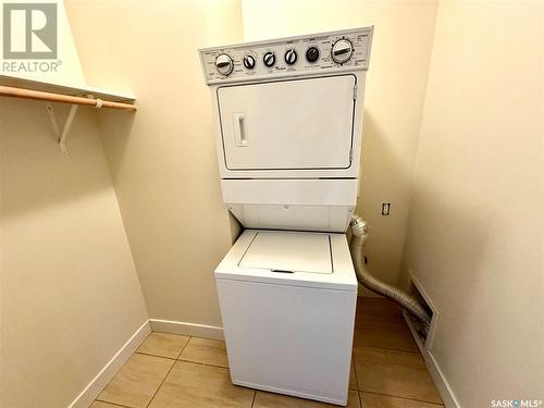 104 71 Riverwood Drive, Weyburn, SK - Indoor Photo Showing Laundry Room