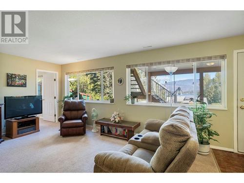 2575 Centennial Drive, Blind Bay, BC - Indoor Photo Showing Living Room