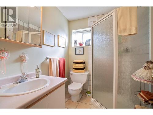 2575 Centennial Drive, Blind Bay, BC - Indoor Photo Showing Bathroom