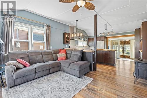 11752 Summerland Avenue, Wainfleet, ON - Indoor Photo Showing Living Room