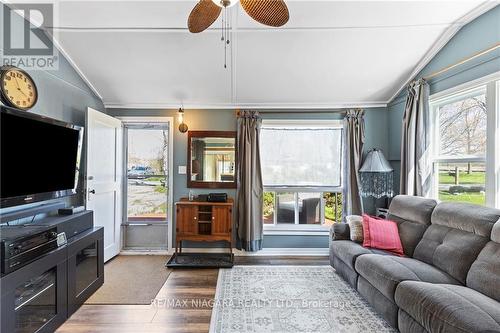 11752 Summerland Avenue, Wainfleet, ON - Indoor Photo Showing Living Room