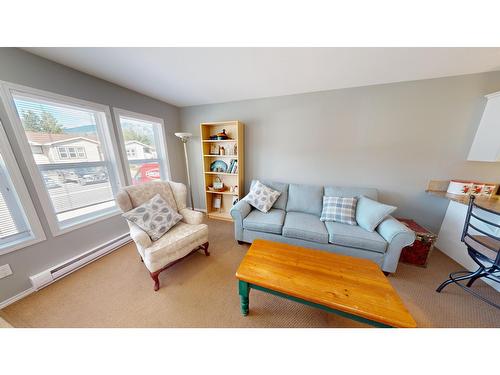 8912 Doherty Street, Canal Flats, BC - Indoor Photo Showing Living Room