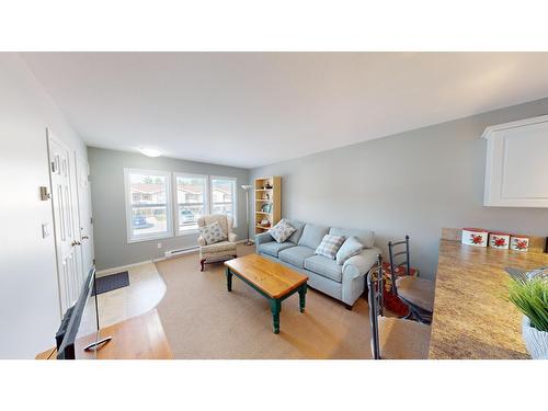 8912 Doherty Street, Canal Flats, BC - Indoor Photo Showing Living Room