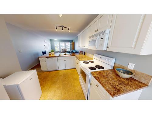 8912 Doherty Street, Canal Flats, BC - Indoor Photo Showing Kitchen With Double Sink