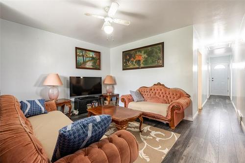 127 Carlton Avenue, Welland, ON - Indoor Photo Showing Living Room