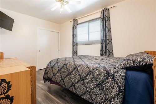 127 Carlton Avenue, Welland, ON - Indoor Photo Showing Bedroom
