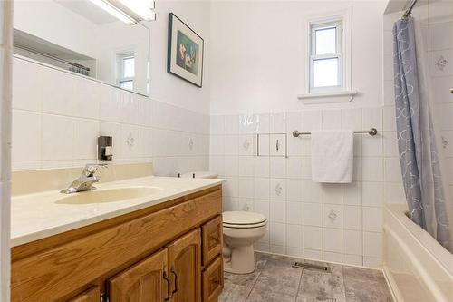 127 Carlton Avenue, Welland, ON - Indoor Photo Showing Bathroom