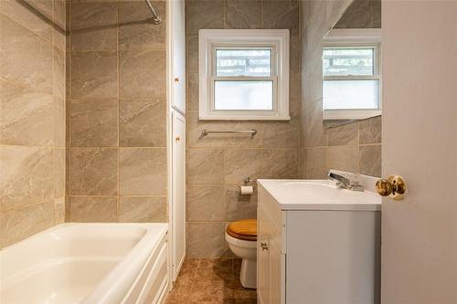 127 Carlton Avenue, Welland, ON - Indoor Photo Showing Bathroom