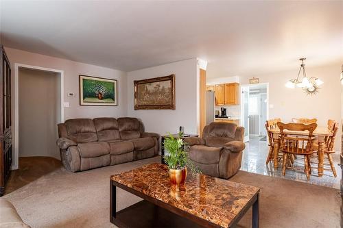 127 Carlton Avenue, Welland, ON - Indoor Photo Showing Living Room