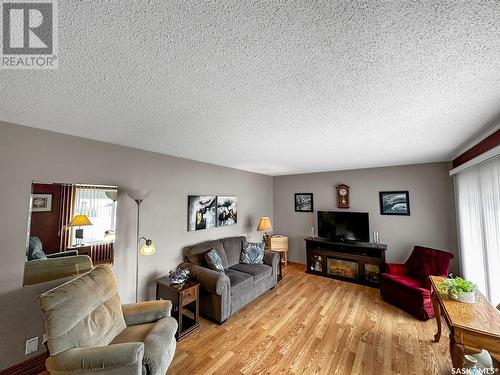 183 Weaver Crescent, Swift Current, SK - Indoor Photo Showing Living Room