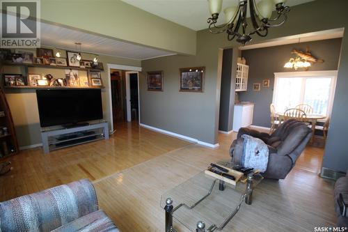 112 1St Street E, Climax, SK - Indoor Photo Showing Living Room