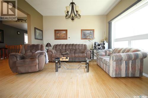 112 1St Street E, Climax, SK - Indoor Photo Showing Living Room