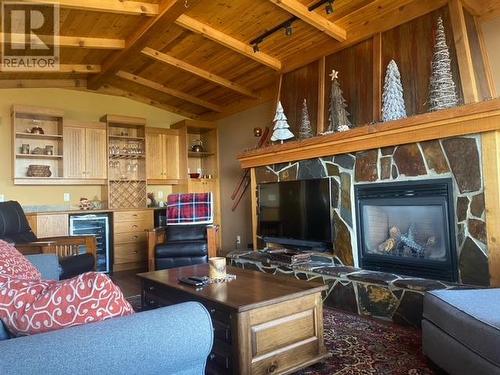 250 Feathertop Way Unit# 208, Big White, BC - Indoor Photo Showing Living Room With Fireplace