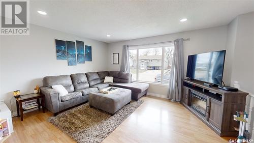 7 Hahn Crescent, Kindersley, SK - Indoor Photo Showing Living Room