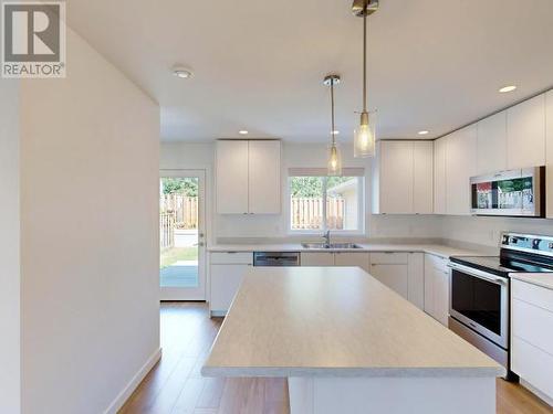 7276 Edgehill Crescent, Powell River, BC - Indoor Photo Showing Kitchen With Double Sink