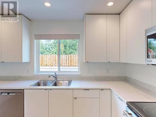 7276 Edgehill Crescent, Powell River, BC - Indoor Photo Showing Kitchen With Double Sink