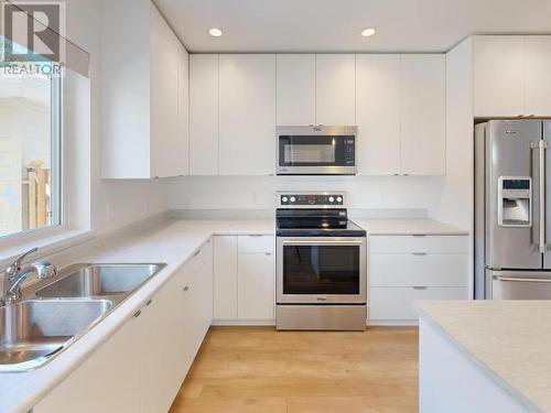 7276 Edgehill Crescent, Powell River, BC - Indoor Photo Showing Kitchen With Double Sink