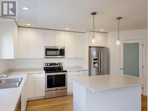 7276 Edgehill Crescent, Powell River, BC - Indoor Photo Showing Kitchen With Double Sink With Upgraded Kitchen