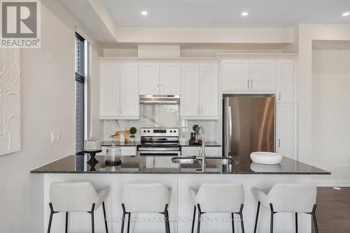 6 Hostel Lane, Richmond Hill, ON - Indoor Photo Showing Kitchen With Upgraded Kitchen