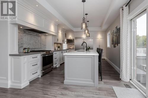 2129 Dalecroft Cres, Burlington, ON - Indoor Photo Showing Kitchen With Upgraded Kitchen