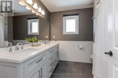 2129 Dalecroft Cres, Burlington, ON - Indoor Photo Showing Bathroom