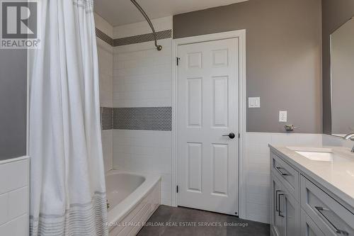 2129 Dalecroft Crescent, Burlington, ON - Indoor Photo Showing Bathroom