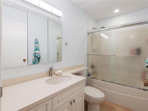 4-484 Mill Rd, Qualicum Beach, BC - Indoor Photo Showing Bathroom