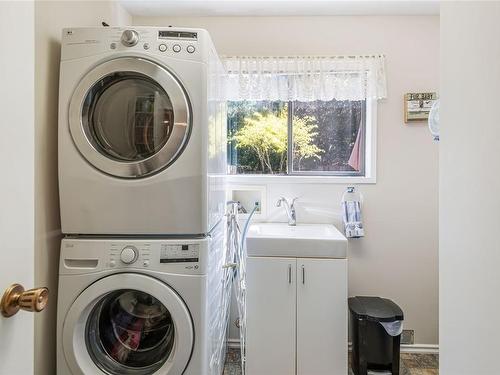4-484 Mill Rd, Qualicum Beach, BC - Indoor Photo Showing Laundry Room