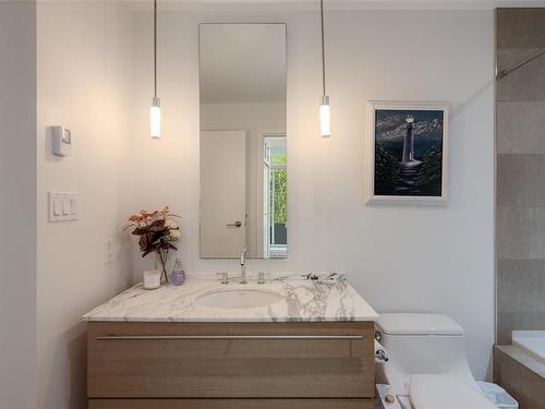 103-66 Songhees Rd, Victoria, BC - Indoor Photo Showing Bathroom