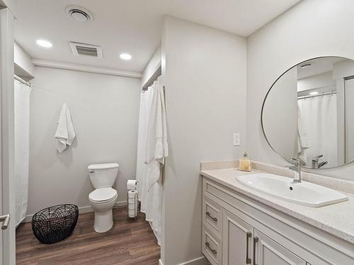 226 Monashee Place, Kamloops, BC - Indoor Photo Showing Bathroom