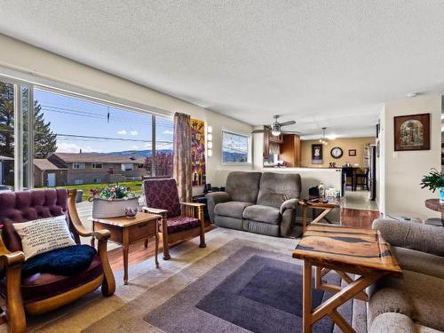 970 Ollek Street, Kamloops, BC - Indoor Photo Showing Living Room