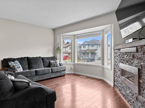 1110 Kamwood Place, Kamloops, BC - Indoor Photo Showing Living Room With Fireplace