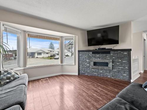 1110 Kamwood Place, Kamloops, BC - Indoor Photo Showing Living Room With Fireplace