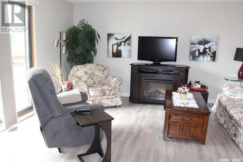 103 115 8Th Street, Weyburn, SK - Indoor Photo Showing Living Room