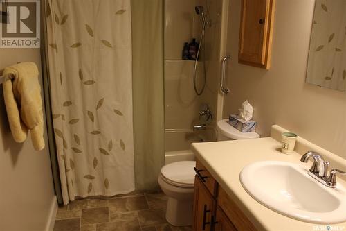 103 115 8Th Street, Weyburn, SK - Indoor Photo Showing Bathroom