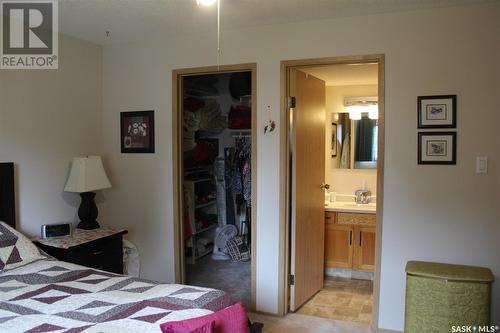 103 115 8Th Street, Weyburn, SK - Indoor Photo Showing Bedroom