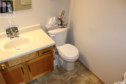 103 115 8Th Street, Weyburn, SK - Indoor Photo Showing Bathroom