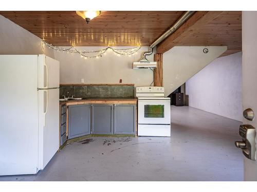 2026 Perrier Road, Nelson, BC - Indoor Photo Showing Kitchen
