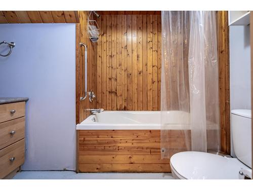 2026 Perrier Road, Nelson, BC - Indoor Photo Showing Bathroom