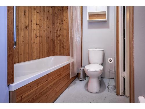 2026 Perrier Road, Nelson, BC - Indoor Photo Showing Bathroom