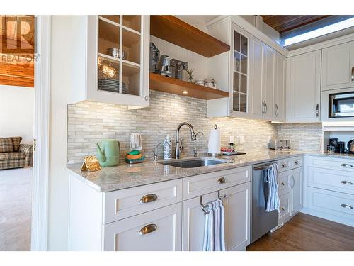 13710 Ponderosa Way, Coldstream, BC - Indoor Photo Showing Kitchen With Upgraded Kitchen